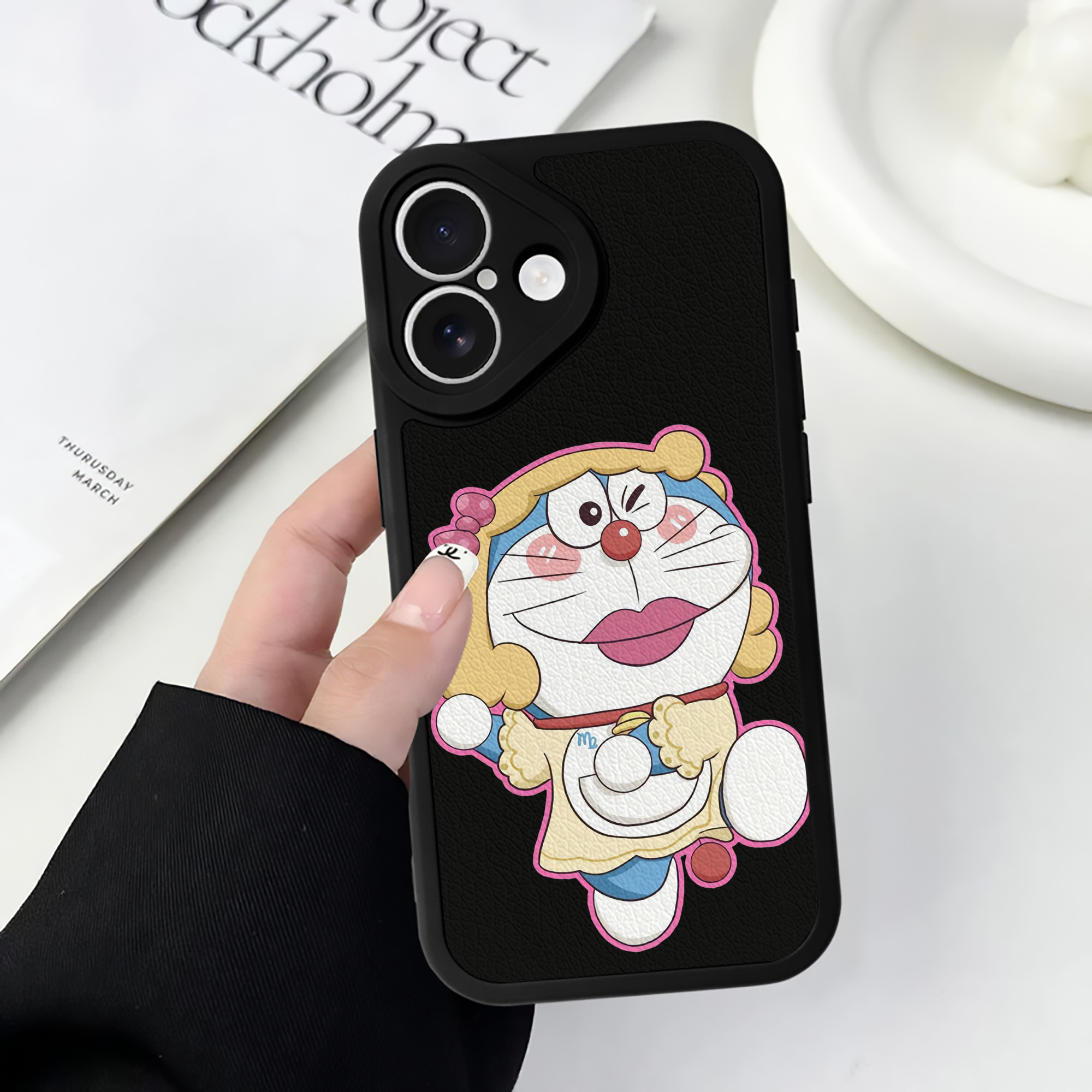 （画像用） ドラえもん Doraemon 【iPhone 16シリーズ対応】シリコンスマホケース（レザー調） 材質：シリコン